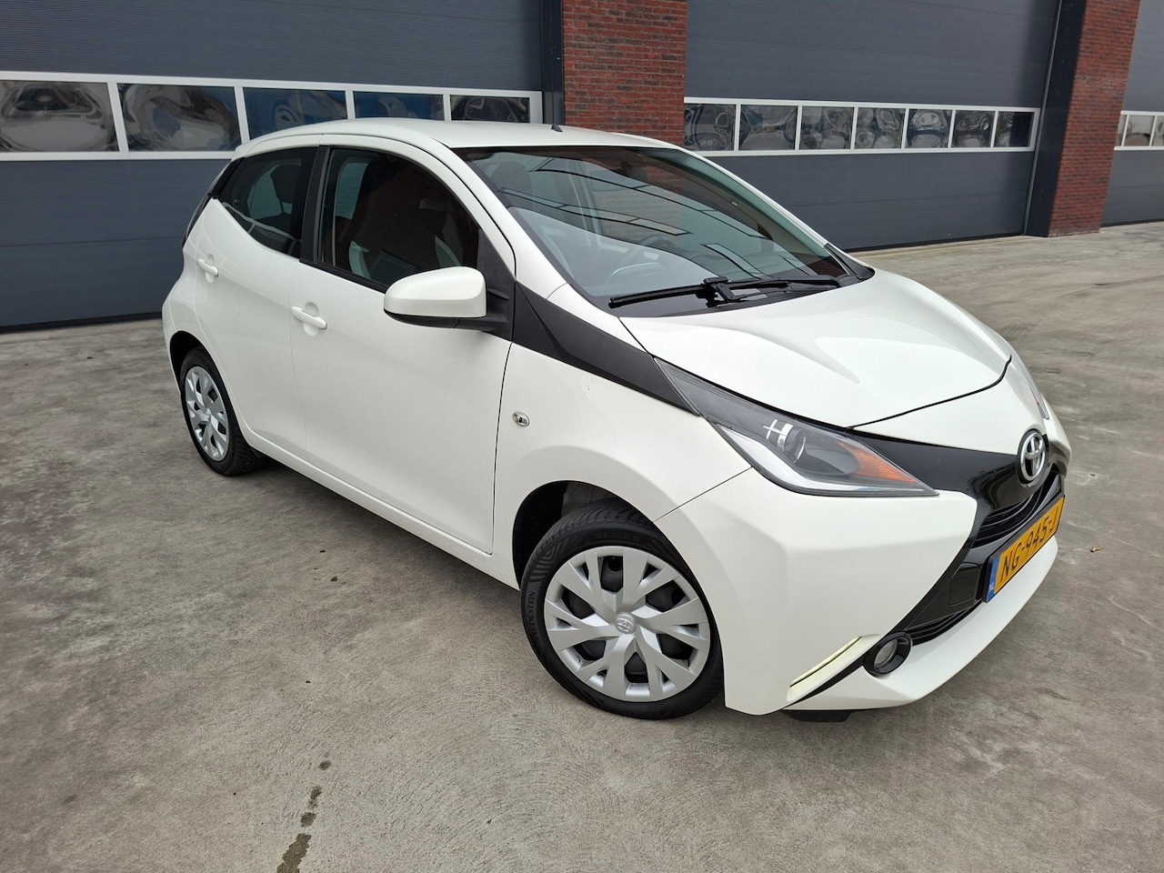 Toyota Aygo - 1.0 VVT-i x-play airco car play camera APK 4-2027 incl btw - AutoWereld.nl