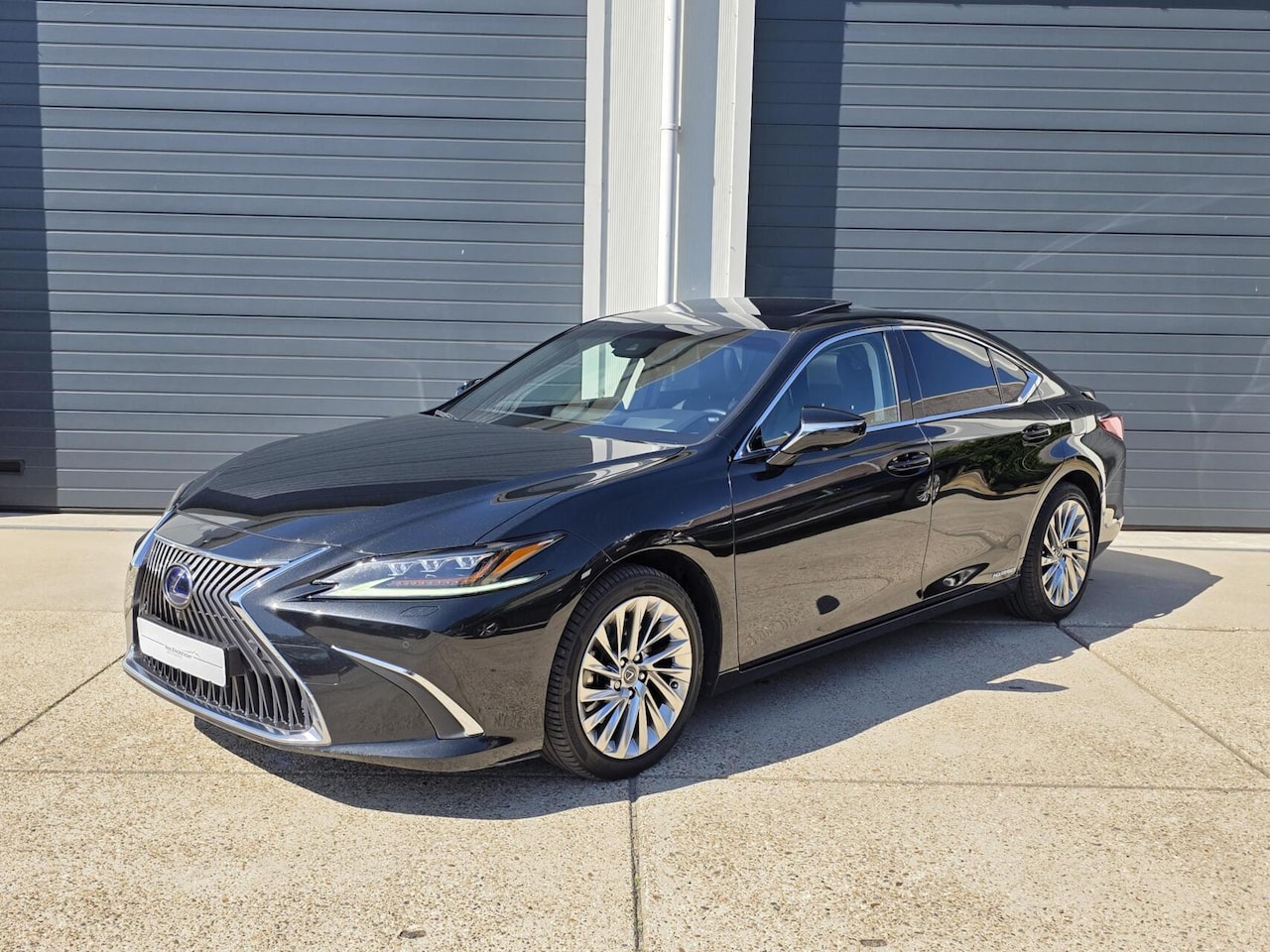 Lexus ES - 300h President Line full options - AutoWereld.nl