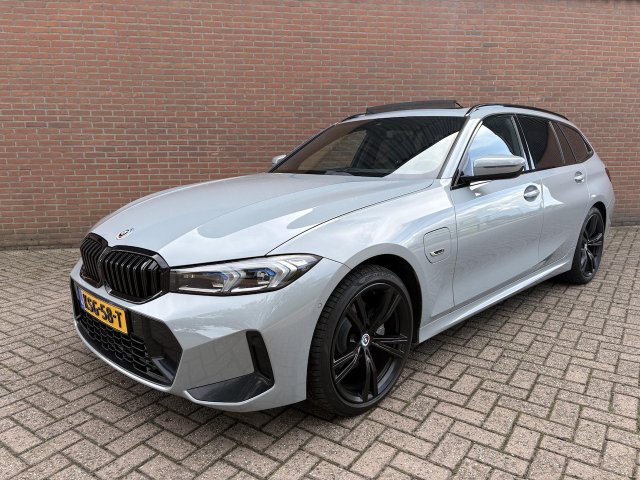BMW 3-serie Touring - 330e M Sport High Exe “Pano - Brooklyn” - AutoWereld.nl