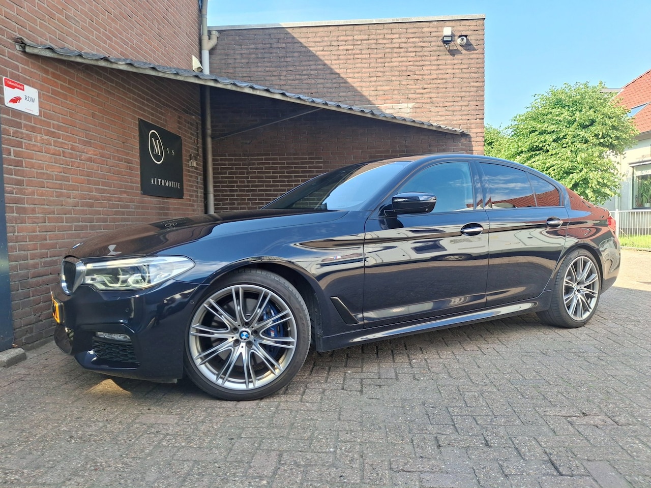 BMW 5-serie - 540i xDrive 340PK M-Sport Panoramadak / Harman & Kardon / Night Vision / Apple Carplay / R - AutoWereld.nl