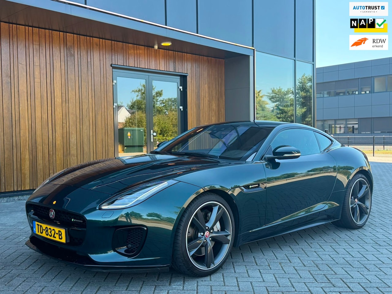 Jaguar F-type - 2.0T R-Dynamic 2.0T R-Dynamic, panoramadak, britisch racing green,1 e eigenaar, NL auto met nap - AutoWereld.nl
