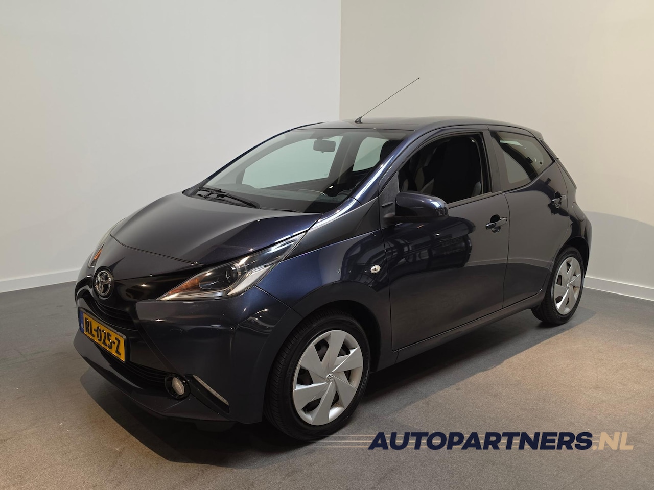 Toyota Aygo - 1.0 VVT-i x-play - Airco - Achteruitrijcamera - AutoWereld.nl