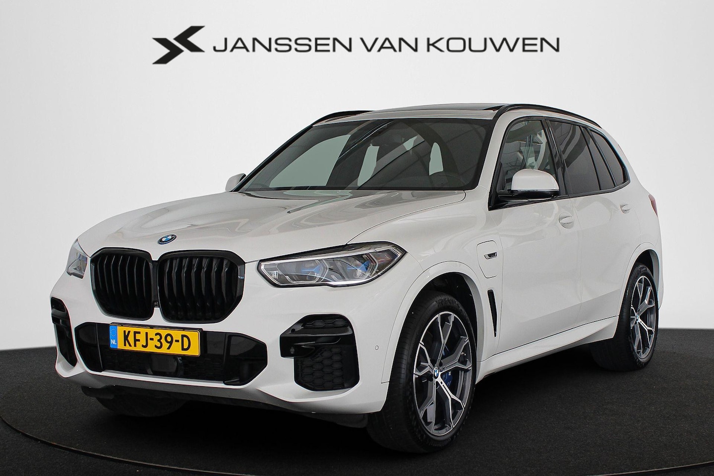 BMW X5 - xDrive45e M Sport Panoramadak Keyless Trekhaak 360 Camera - AutoWereld.nl