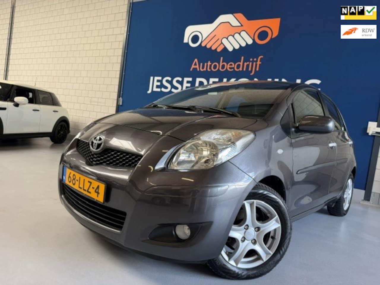 Toyota Yaris - 1.3 VVTi Aspiration / bj.2010 / kleur; grijs / 5 deurs / climate / sportvelgen / NAP met 1 - AutoWereld.nl