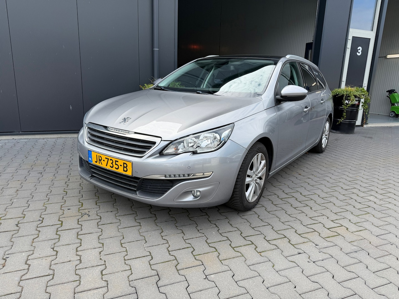Peugeot 308 SW - 1.2 PureTech Blue Lease Executive 1.2 PureTech Blue Lease Executive - AutoWereld.nl