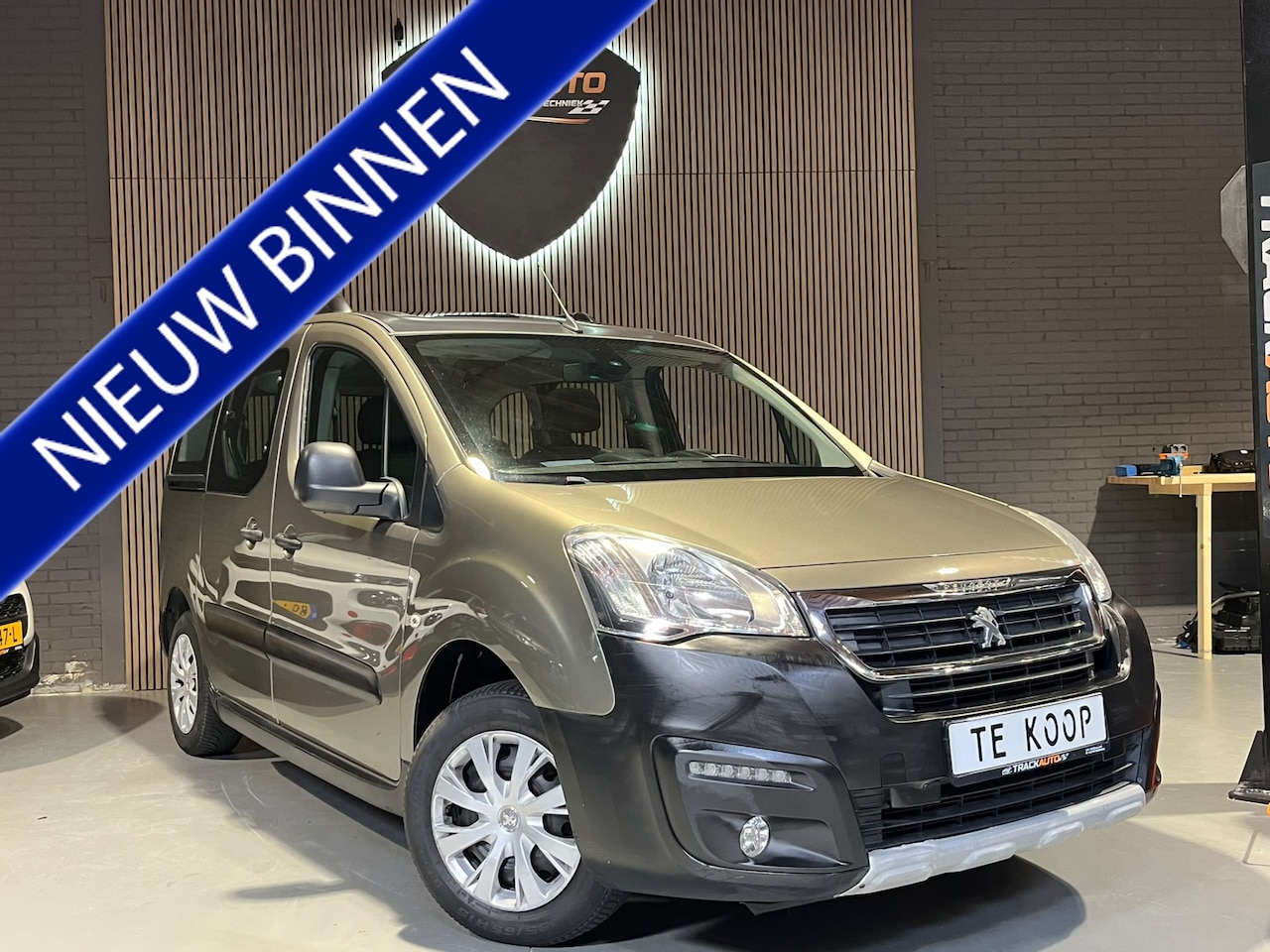 Peugeot Partner Tepee - 1.2 PureTech Allure Navi.ClimaC.CruiseC.Panodak.Trekhaak.LMV!!! - AutoWereld.nl