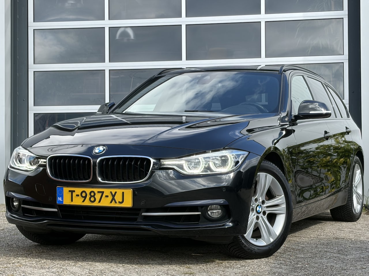 BMW 3-serie Touring - 318i High Executive 136pk | Bluetooth | Cruise control | Elektrisch bedienbare achterklep - AutoWereld.nl