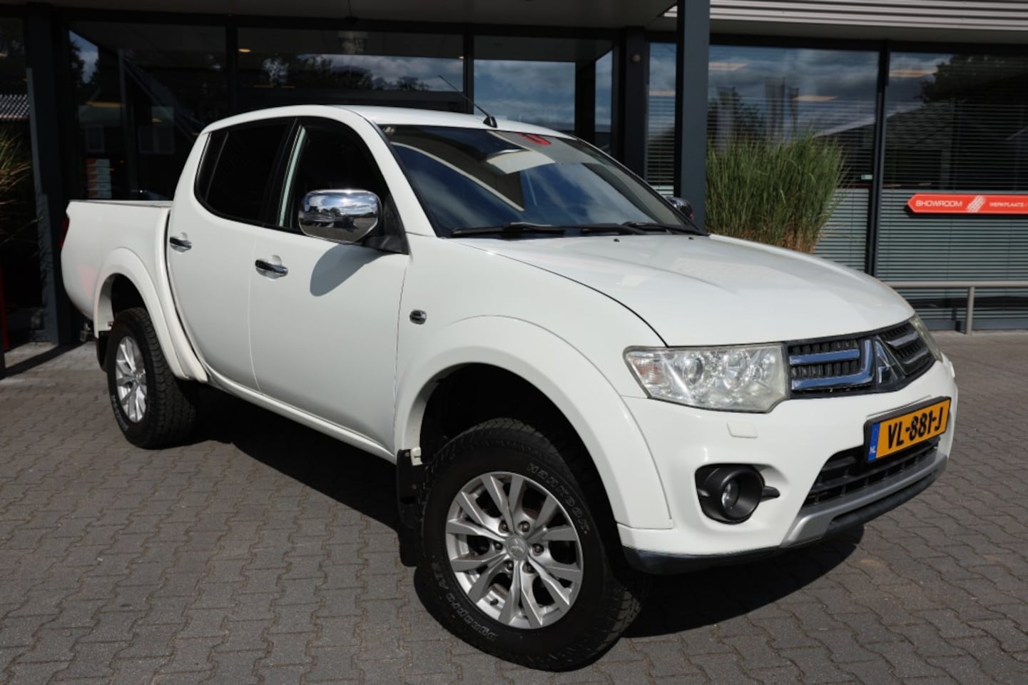 Mitsubishi L 200 - 2.5 DCI DUBBEL CABIN 2ZITS A/T 4WD VAN - AutoWereld.nl