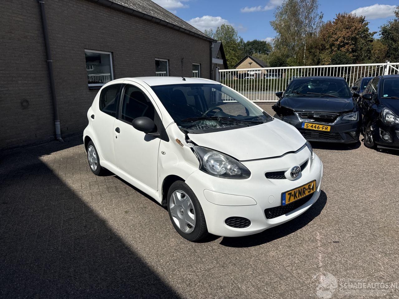 Toyota Aygo - 1.0-12V Cool 1.0-12V Cool - AutoWereld.nl