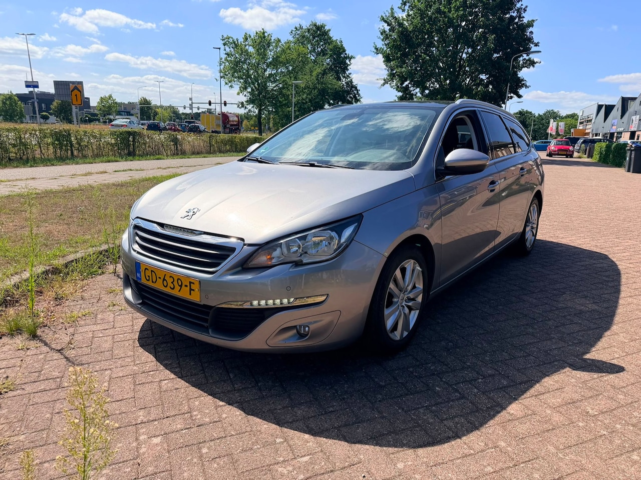 Peugeot 308 SW - 1.2 Benzine - 2015 - Panodak - APK 04-2027 - AutoWereld.nl