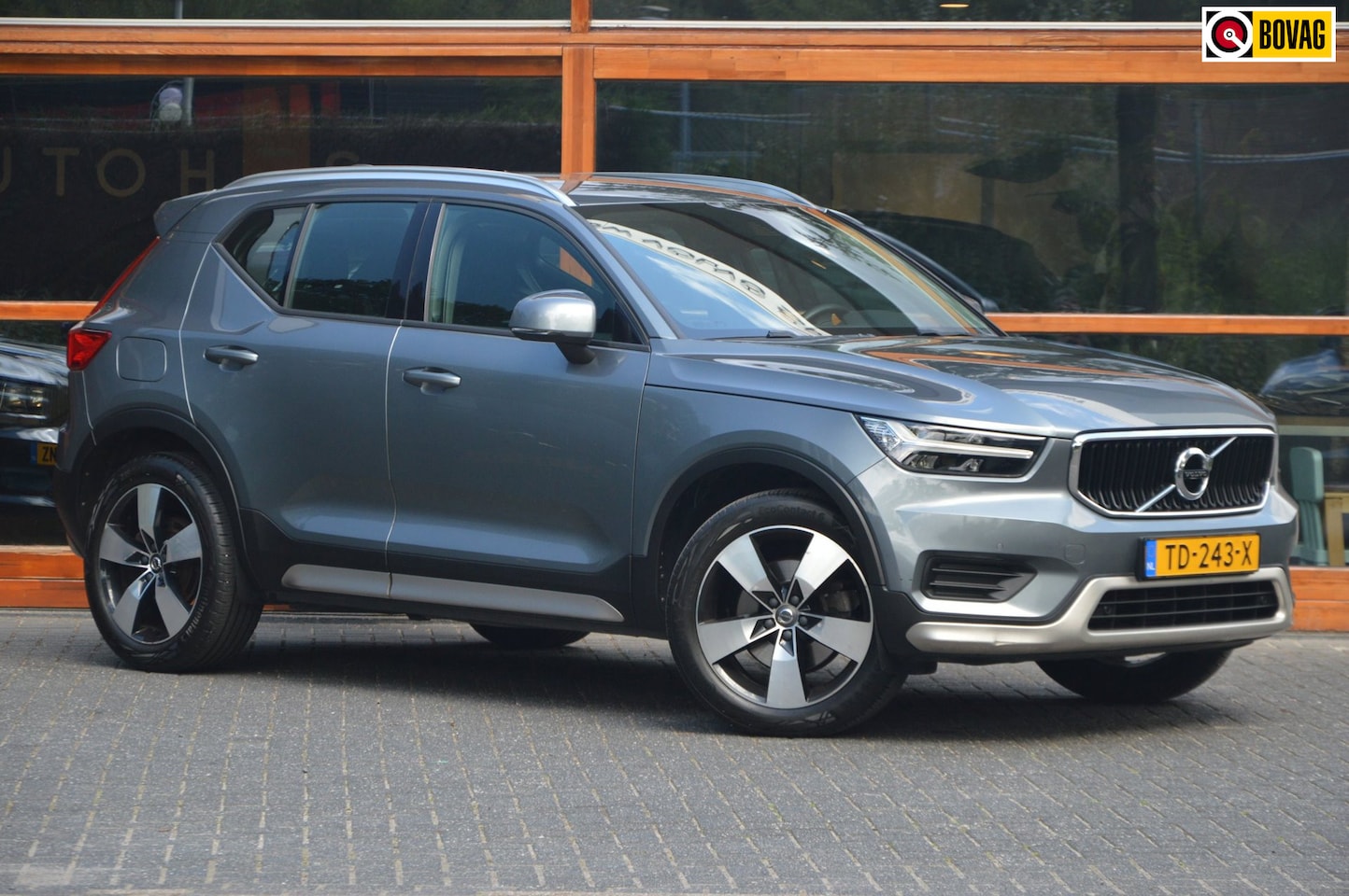 Volvo XC40 - 2.0 T4 Momentum | Camera | Trekhaak 1800KG | Apple CarPlay | Perfect onderhouden | - AutoWereld.nl