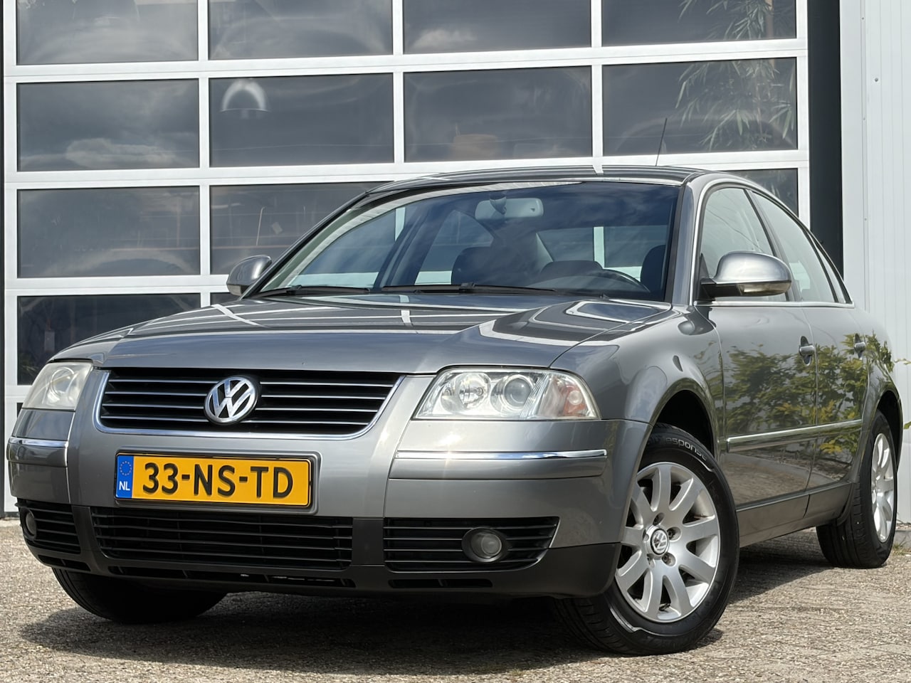 Volkswagen Passat - 1.6 Arctic 102pk | Nieuwe motor 110.000km | Cruise control | Electronic climate control | - AutoWereld.nl