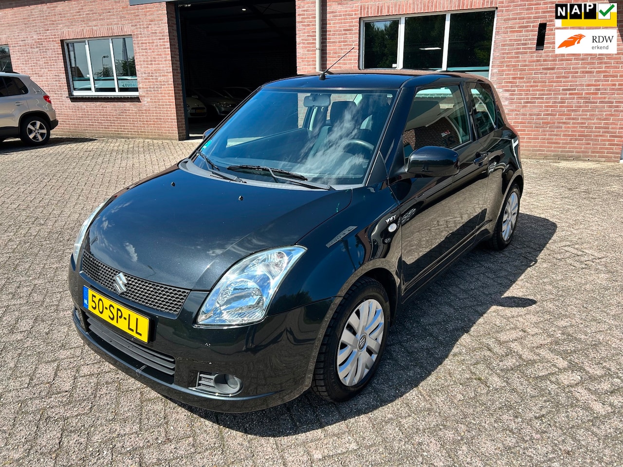 Suzuki Swift - 1.5 Exclusive // APK 12-4-2027 // Airco - AutoWereld.nl