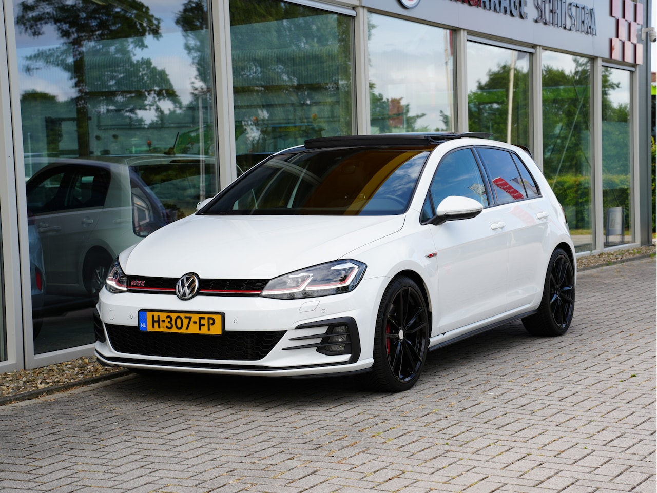 Volkswagen Golf - 2.0 TSI GTI Performance | Panoramadak | BearLock Anti-diefstal | Maxton Design Kit | - AutoWereld.nl