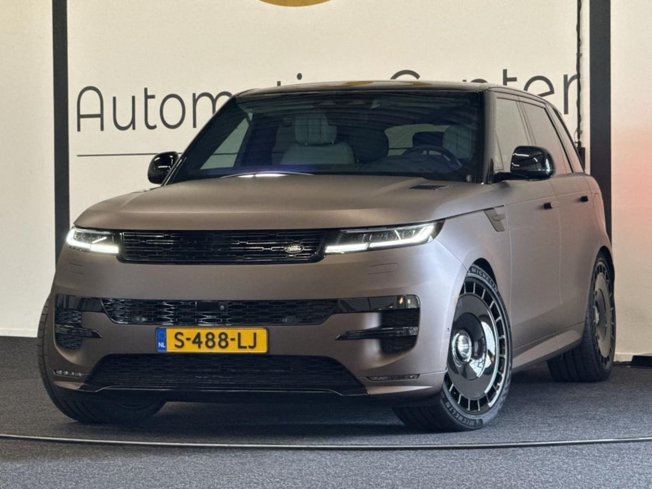 Land Rover Range Rover Sport - P510e FIRST EDITION | NAP | PANO | TREKH. | ENTERTAINMENT ACHTER - AutoWereld.nl