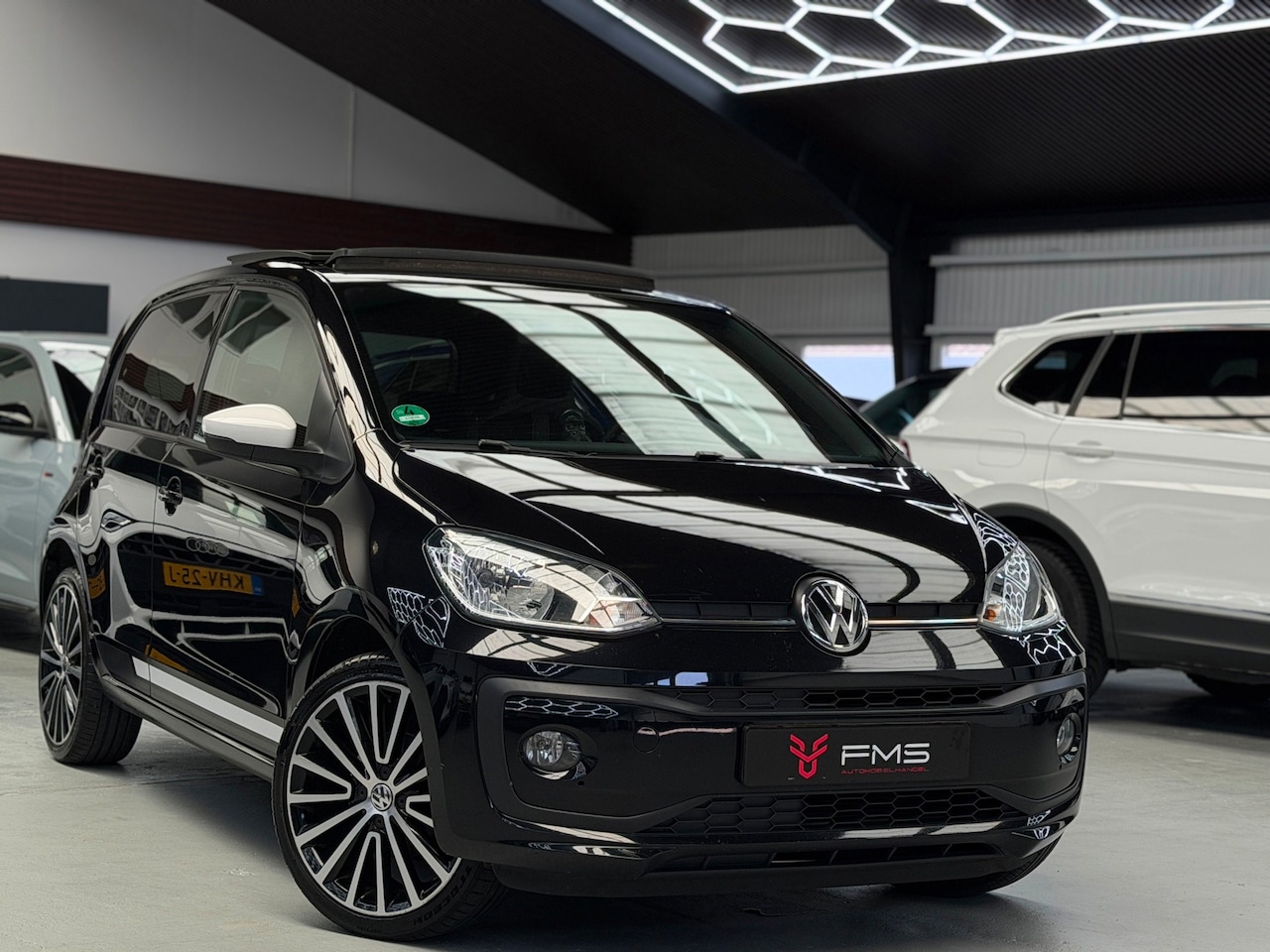 Volkswagen Up! - 1.0 BMT High Up! Panorama Bluetooth - AutoWereld.nl