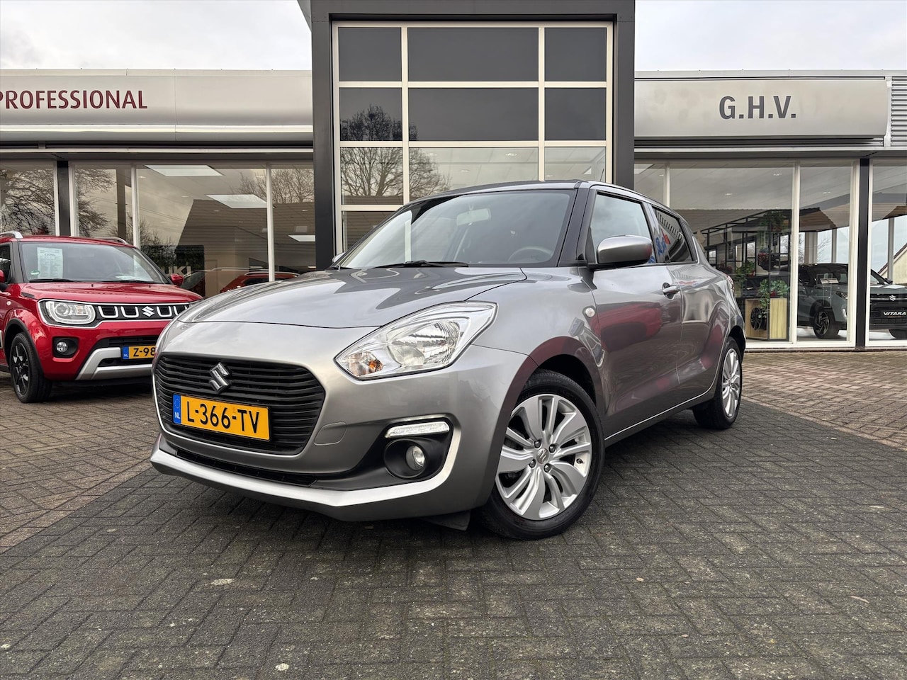 Suzuki Swift - 1.2 DualJet 90pk Smart Hybrid Select | Trekhaak | - AutoWereld.nl