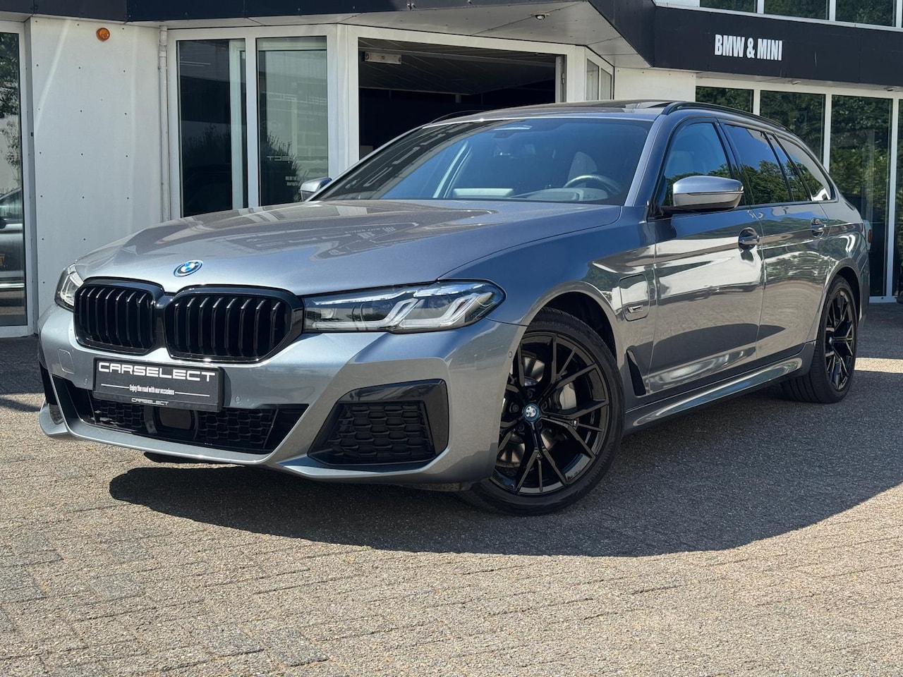 BMW 5-serie Touring - 530e M Sport | Soft Close | Head-Up | Comfort | Harman/Kardon | Panoramdak - AutoWereld.nl