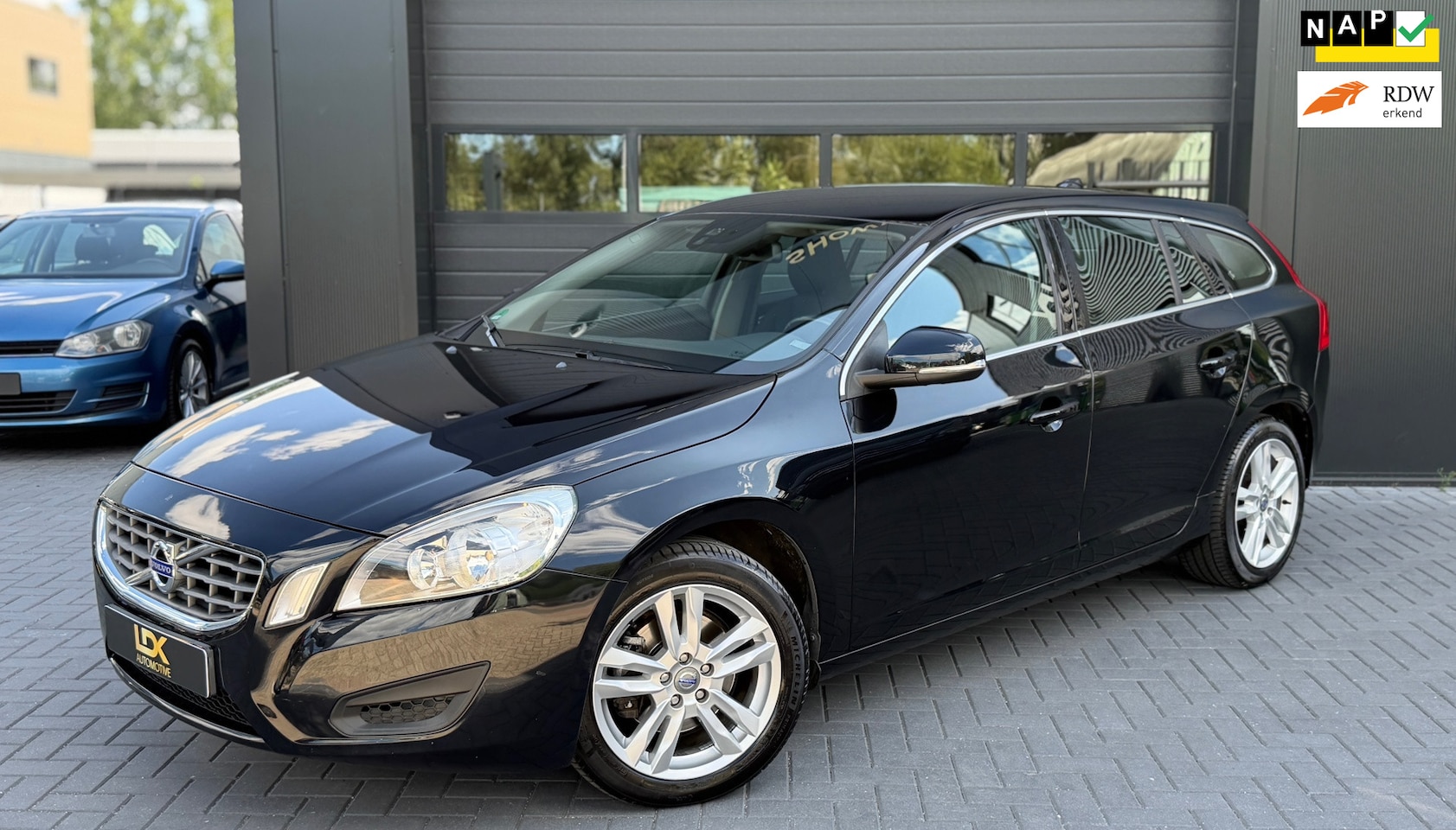 Volvo V60 - 1.6 T3 Momentum|Trekhaak|Automaat|Airco|NL Auto - AutoWereld.nl
