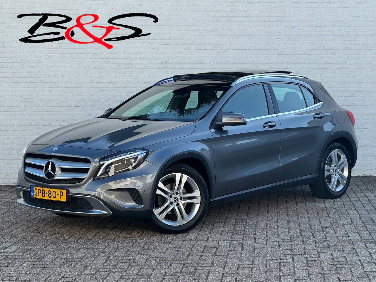 Mercedes-Benz GLA-Klasse - 200 Edition Trekhaak All-Season Banden Panorama dak Automaat Cruise Clima Led verlichting - AutoWereld.nl