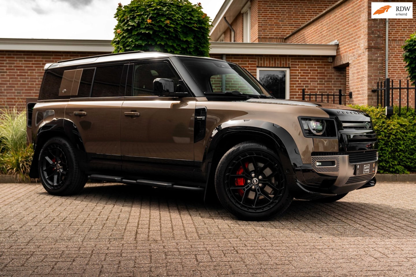 Land Rover Defender 110 - P400e 110 X-Dynamic 404 PK URBAN Luchtvering Trekhaak 360 Camera Meridian 22'' - AutoWereld.nl