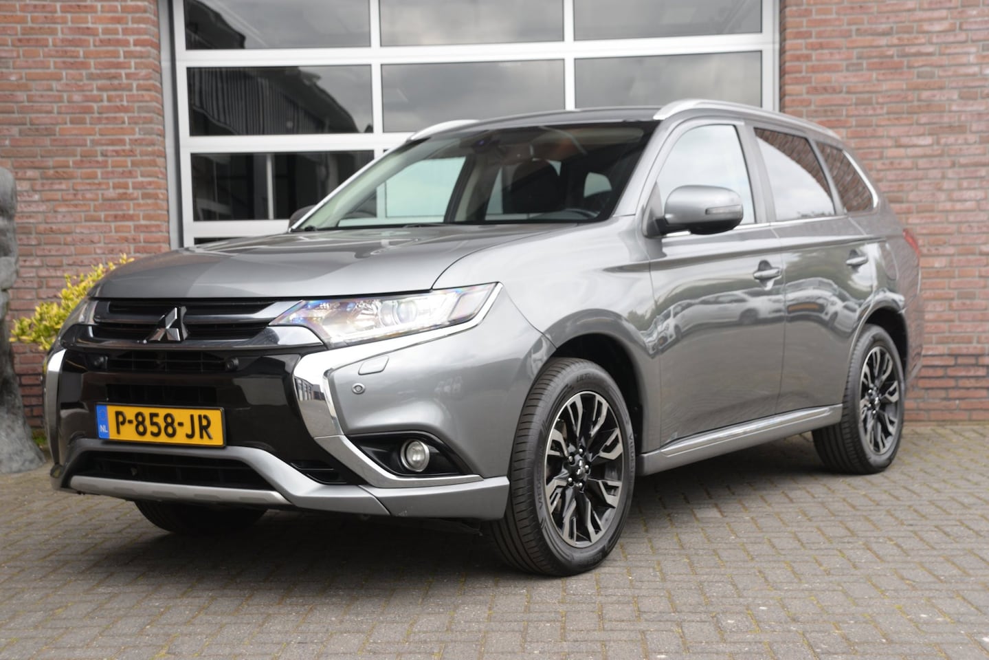 Mitsubishi Outlander - 2.0 PHEV | Camera | Navi | Trekhaak | - AutoWereld.nl