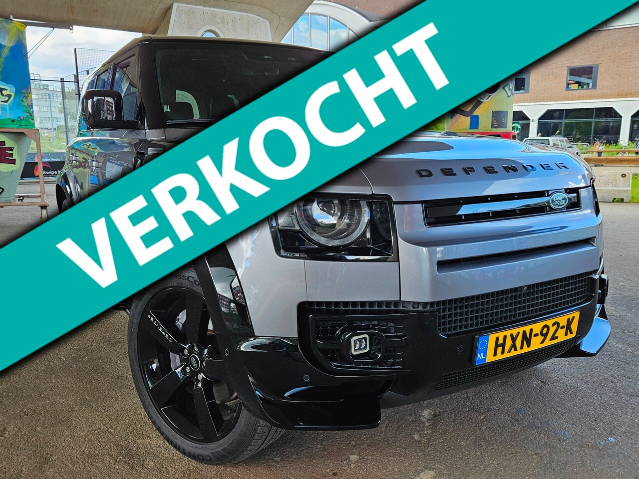 Land Rover Defender 110 - 2.0 P400e Hunters Prestige black pack - AutoWereld.nl