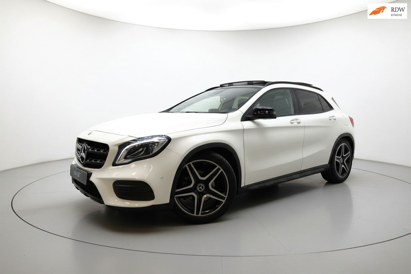 Mercedes-Benz GLA-Klasse - 180 AMG NIGHT PANO CAMERA LEER - AutoWereld.nl