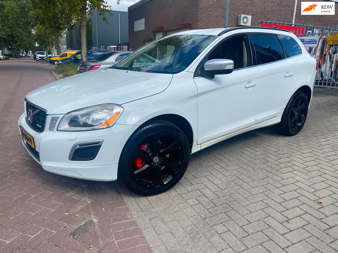 Volvo XC60 - 2.4D AWD Summum / AC/ Climatronic/ Navigatie / PDC / Leder / R-Design / APK 14-3-2027 /Pan - AutoWereld.nl
