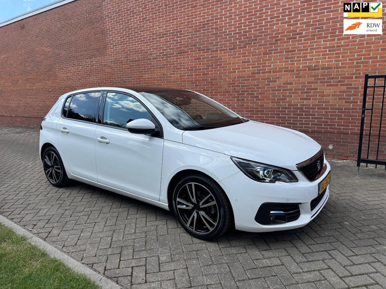 Peugeot 308 - 1.2 PureTech Blue Lease Executive Navi Cruise Clima Pano - AutoWereld.nl