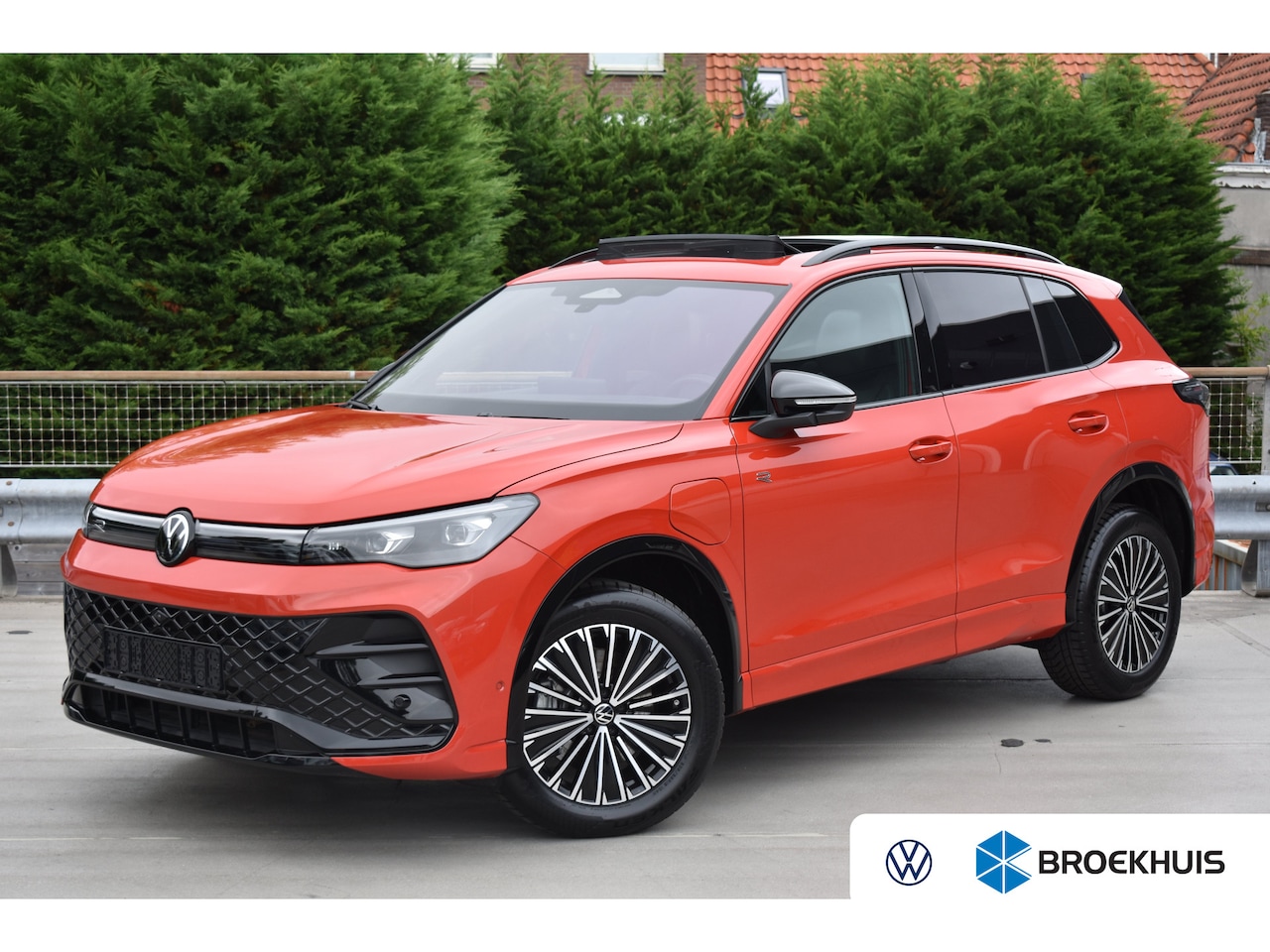 Volkswagen Tiguan - 1.5 TSI eHybrid 272PK R-Line | Schuif-kanteldak | Elektrische achterklep | Harman Kardon | - AutoWereld.nl