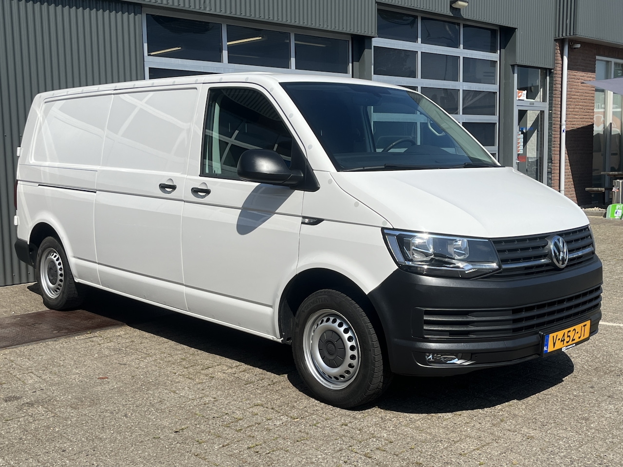 Volkswagen Transporter - 2.0 TDI L2H1 102pk Omvormer kastinrichting Airco Cruise control Trekhaak 2200kg trekgewich - AutoWereld.nl