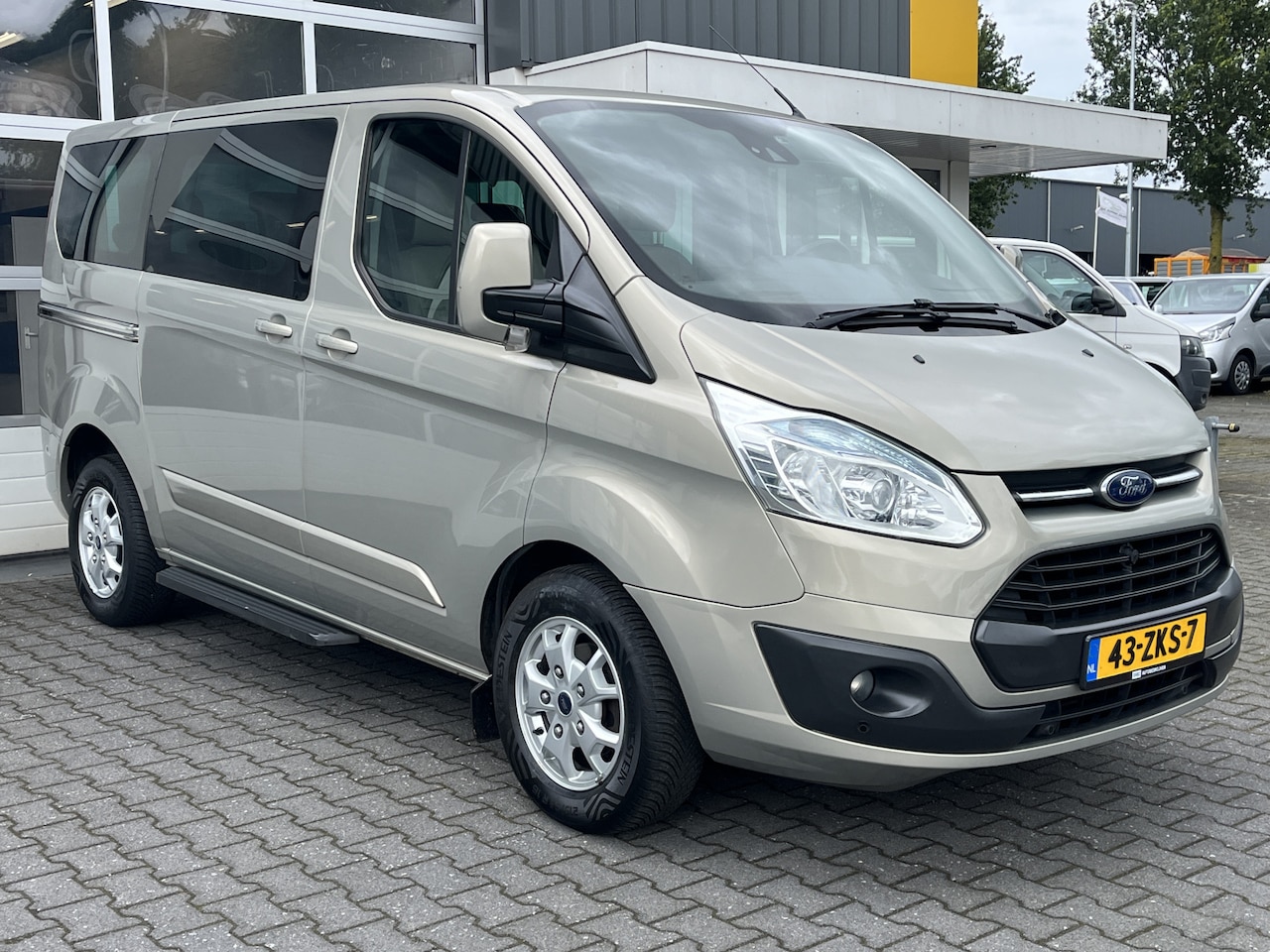 Ford Transit Custom - 8 persoons 300 2.2 TDCI 155 PK L1H1 Titanium BTW vrij Leder Camera PDC Stoelverwarming Nav - AutoWereld.nl