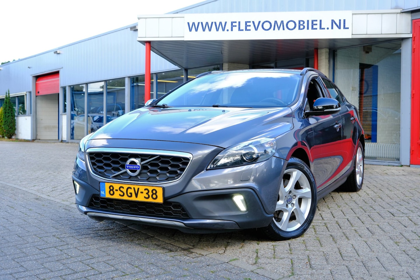 Volvo V40 Cross Country - 1.6 D2 Momentum Xenon|Navi|Cam|LMV - AutoWereld.nl