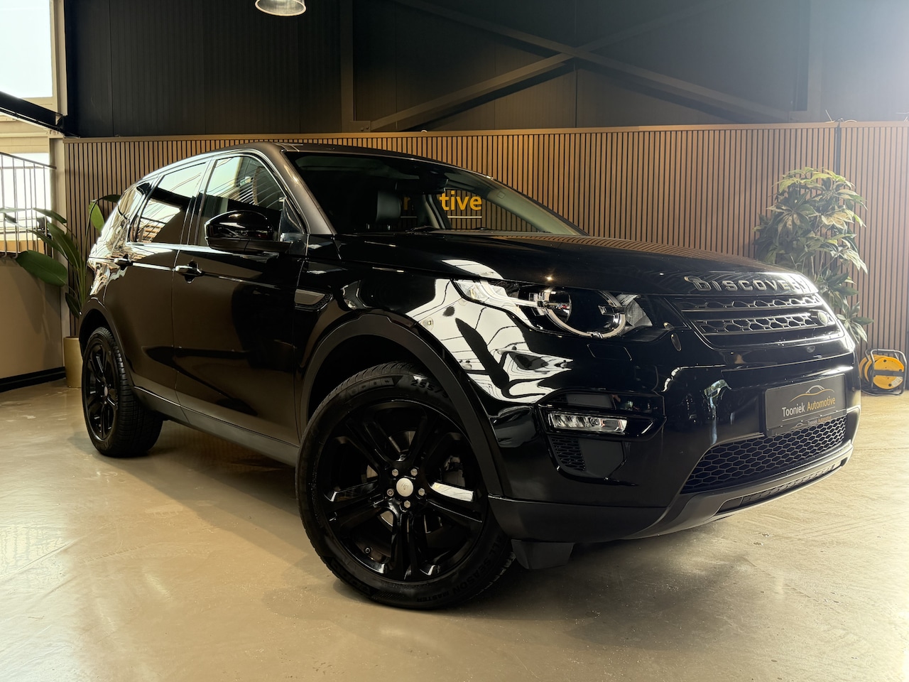 Land Rover Discovery Sport - 2.0 TD4 SE 7p. panoramadak - achteruitrijcamera - leder - AutoWereld.nl