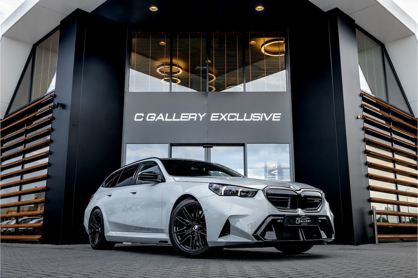 BMW 5-serie Touring - M5 - Panorama | Bowers & Wilkins | Brooklyn Grau | Stoelkoeling - AutoWereld.nl