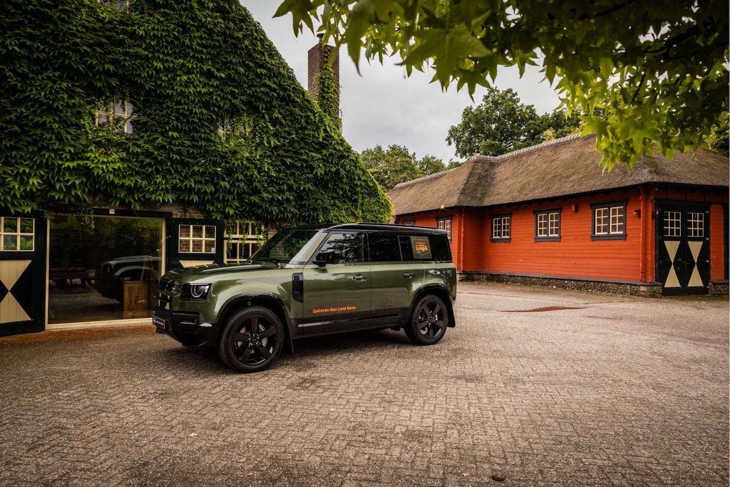 Land Rover Defender 110 - 2.0 P300e 110 X-Dynamic HSE Woolstone Green - AutoWereld.nl