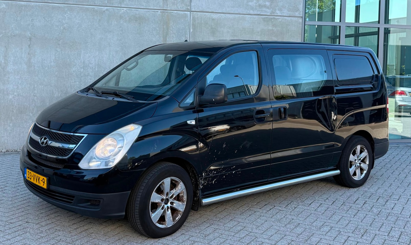 Hyundai H 300 - 2.5 CRDi Dynami DC 2008 Zwart 6P|2E EIG|AIRCO - AutoWereld.nl