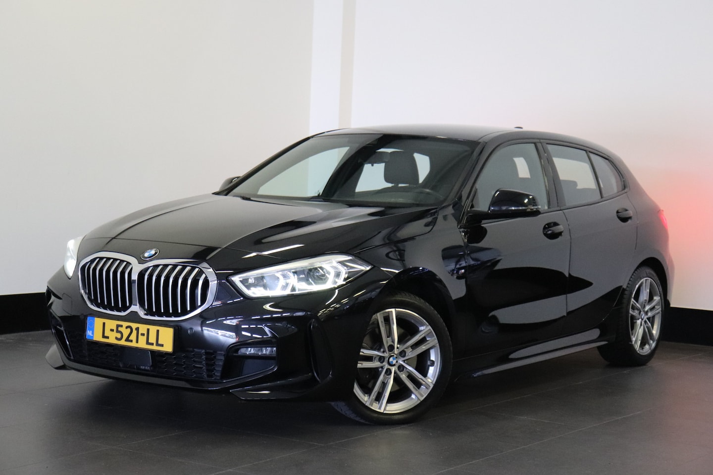 BMW 1-serie - 118i Business Edition Plus M-Sport Dealer OH | Leder | Navi | Cruise | Carplay | Sfeer | € - AutoWereld.nl