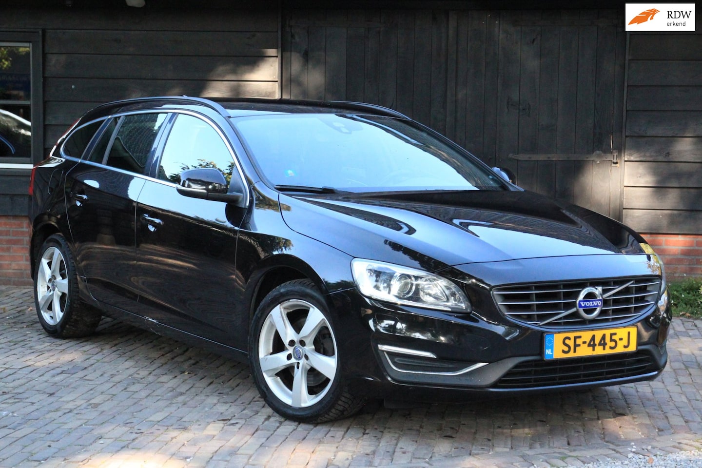 Volvo V60 - 2.0 D4 Nordic+ Xenon/Stoelverwarming/Navigatie/Parkeersensor - AutoWereld.nl