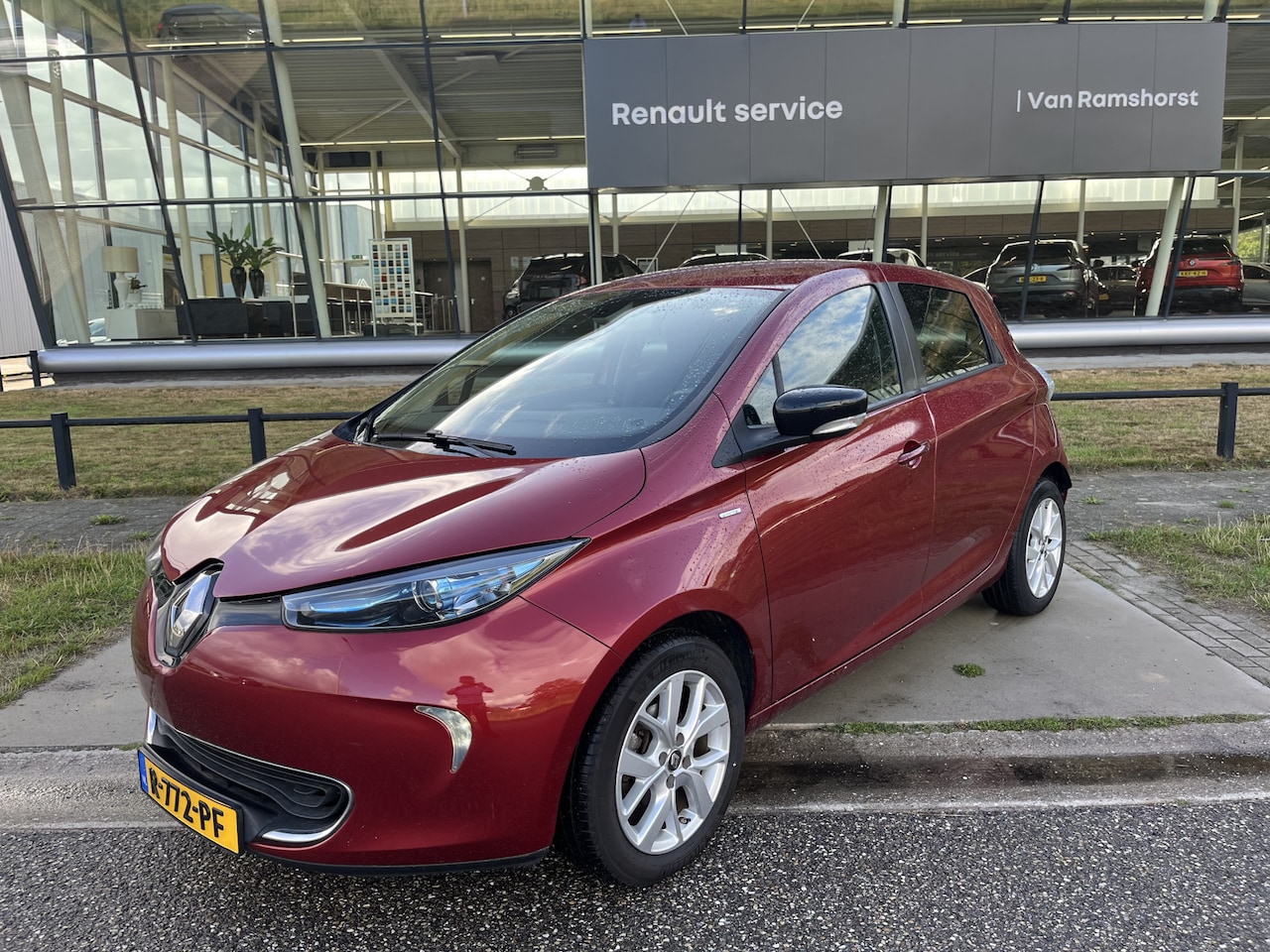 Renault Zoe - E-Tech Electric R110 Limited 41 kWh SOH 89 % / Huur Accu / Keyless / Stoelverw. / Navigati - AutoWereld.nl