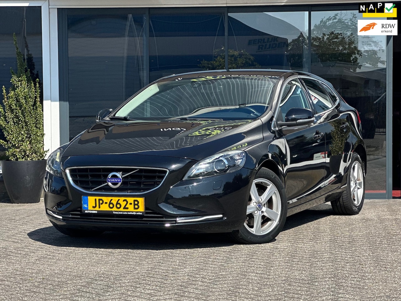 Volvo V40 - 2.0 T2 Momentum | Stoelverwarming | Nederlandse auto - AutoWereld.nl