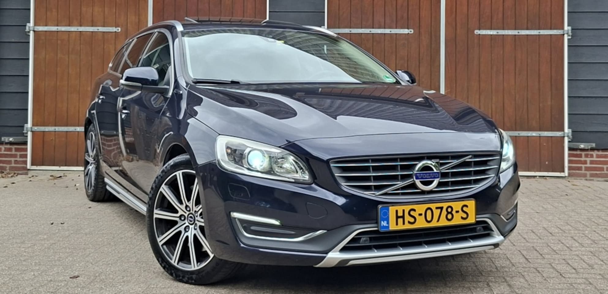 Volvo V60 - 2.4 D6 Tw.En. R-Design | Leder | Beautiful car | Airco probleem | Goed onderhouden - AutoWereld.nl