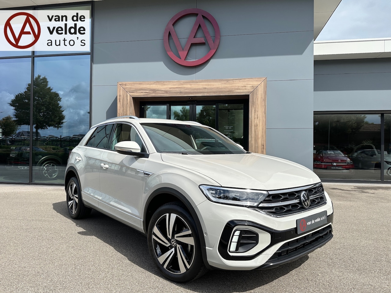 Volkswagen T-Roc - 1.5 TSI 150pk DSG R-Line | Trekhaak | Camera | Keyless | Elek. Achterklep | Dode hoek | Ri - AutoWereld.nl