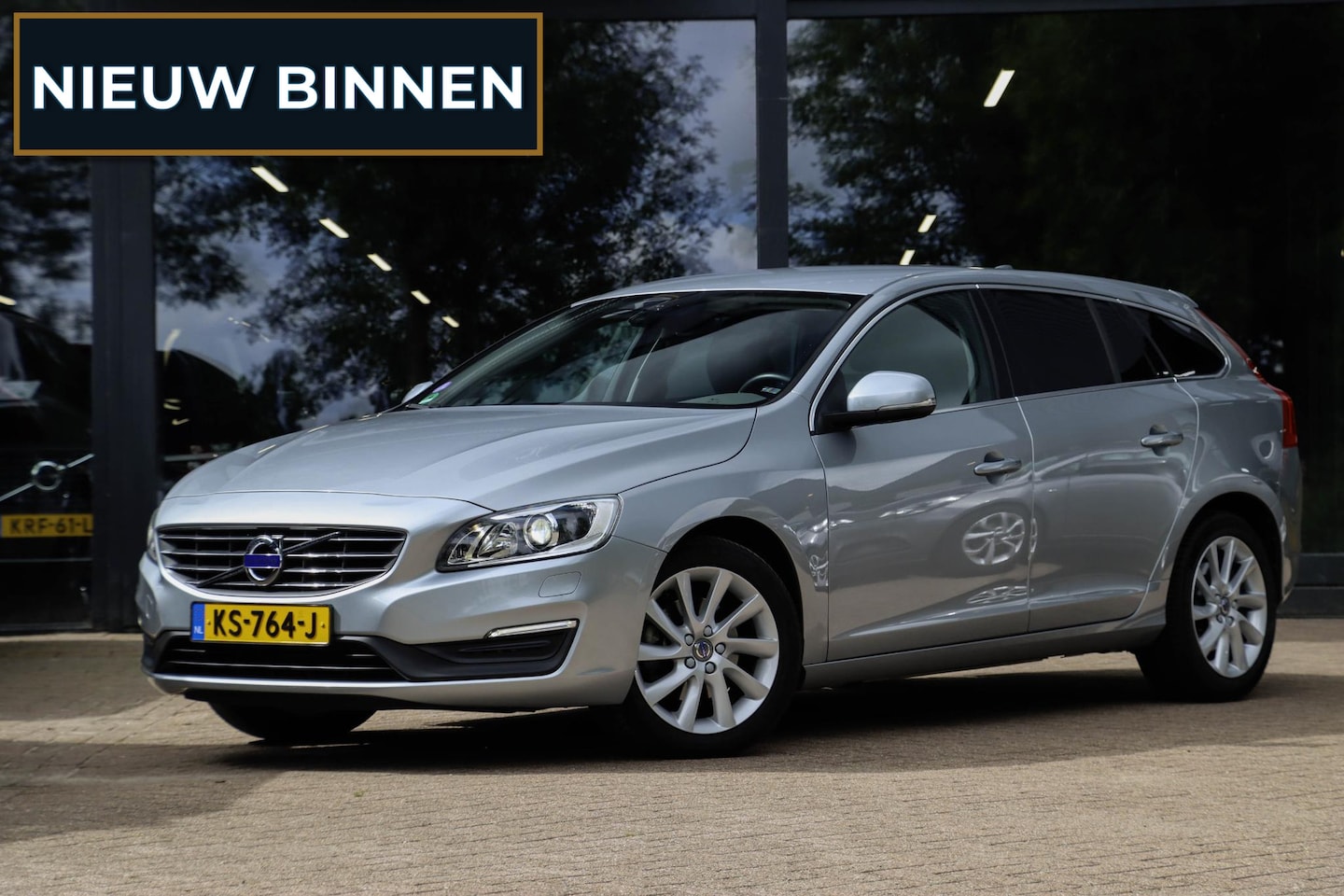 Volvo V60 - 2.0 T3 Momentum | Leder | Bi-Xenon | 66.000 km! | Dealeronderhouden - AutoWereld.nl