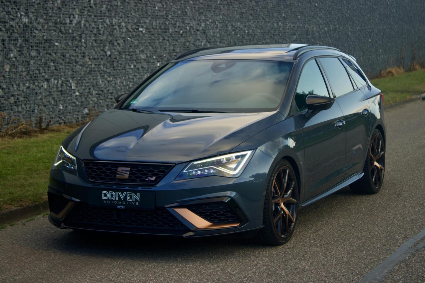 SEAT Leon Sportstourer - CUPRA R ST 300 | Brembo - Carbon - Pano - Beats - AutoWereld.nl