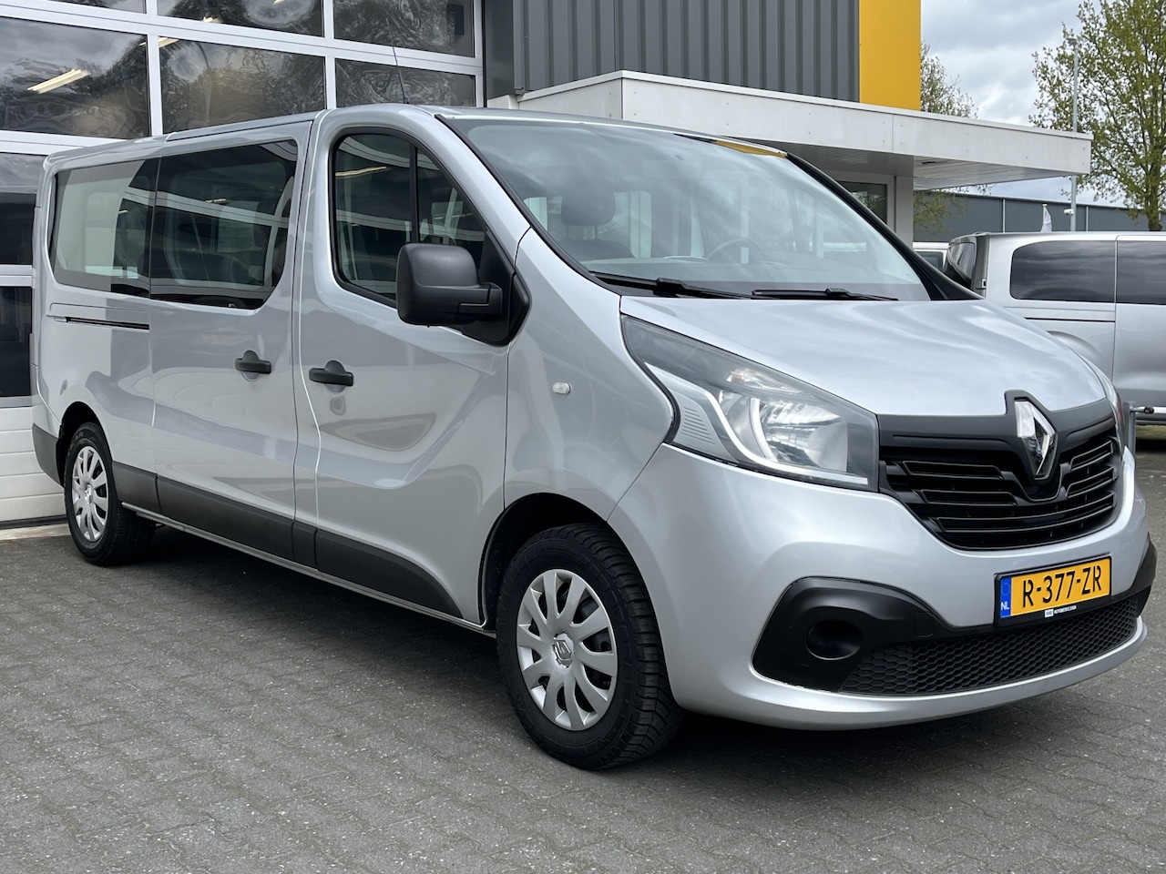 Renault Trafic Passenger - 9 persoons 1.6 dCi BTW / BPM vrij marge Lengte 2 Airco Cruise control Navigatie PDC 2e eig - AutoWereld.nl