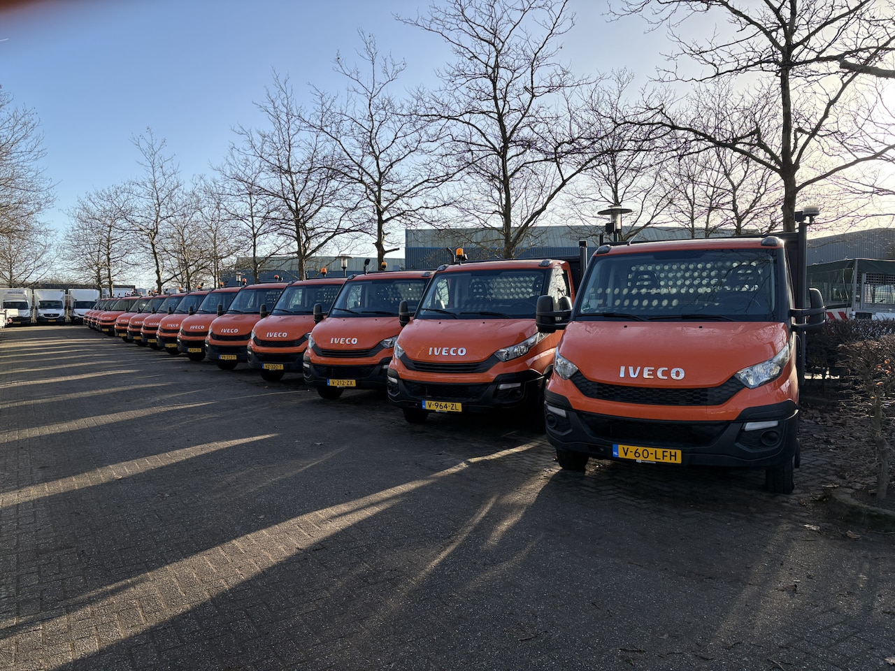Iveco Daily - 35C15 2.3 375 Trekhaak 3500kg Laadklep 500kg Navigatie Open laadbak Pick-up Euro 5 Bpm vri - AutoWereld.nl