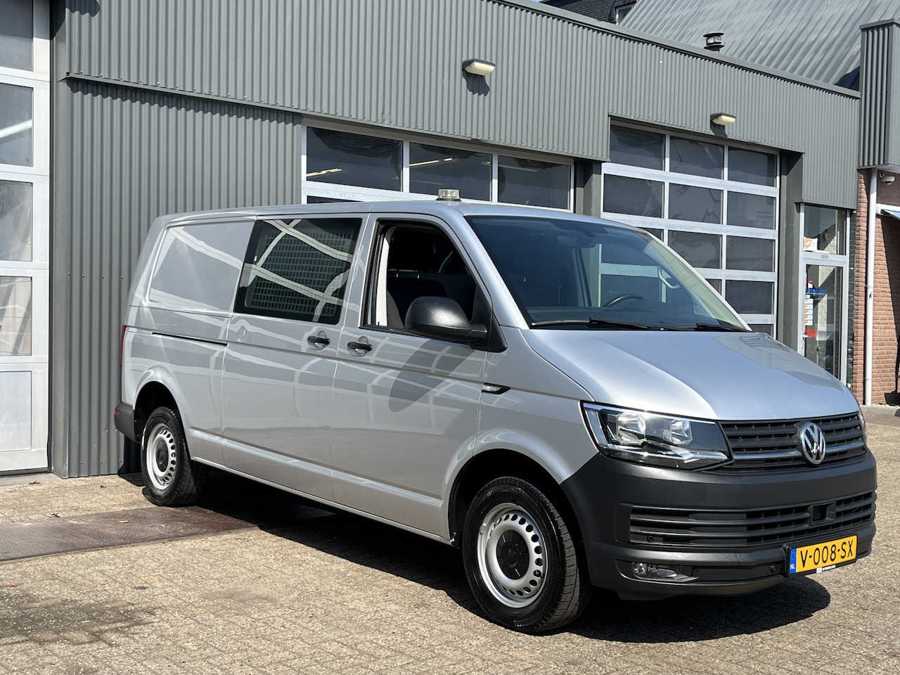 Volkswagen Transporter - 2.0 TSI L2H1 Benzine Dubbele Schuifdeur Airco Addaptive cruise controle Bpm vrij Trekhaak - AutoWereld.nl