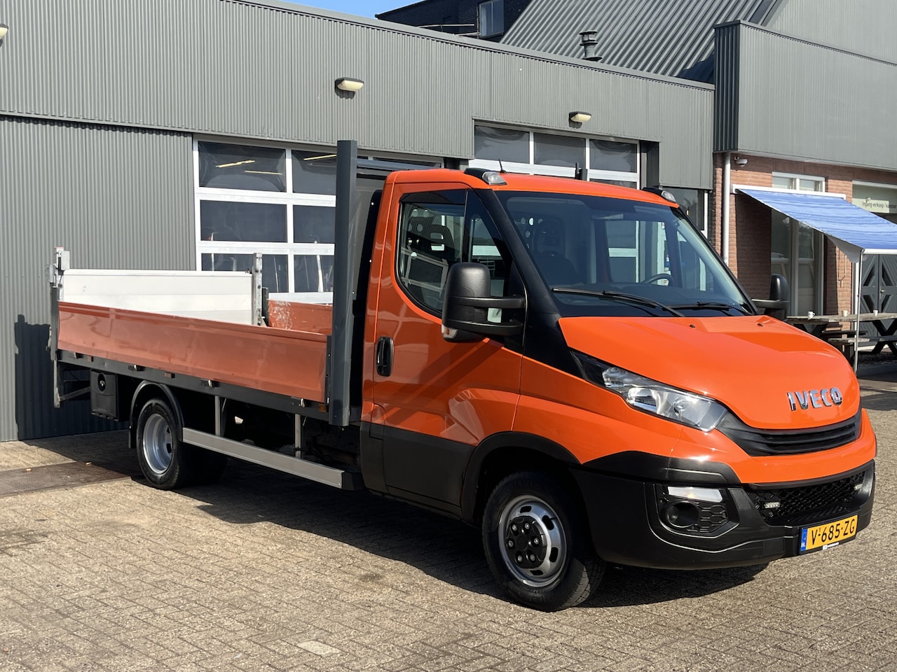 Iveco Daily - 35C14 2.3 375 Laadklep 500kg Trekhaak 3500kg trekgewicht Airco 2-Persoons Open laadbak Pic - AutoWereld.nl
